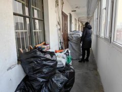 社区工作人员每半天就要在楼里巡